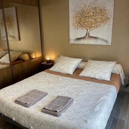 Comme A La Maison Pres De La Dolce Via 招待所 4*
